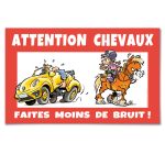 Autocollant CARAMEL « Moins de bruit ! » : un rappel humoristique pour les automobilistes et visiteurs des écuries.